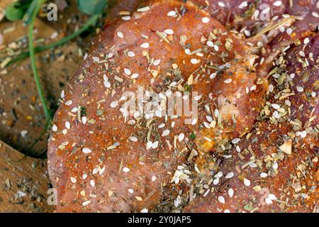 Schweinefleischstücke mariniert mit Gewürzen und Salz, Schweinehals zum Backen zubereitet mit gemischten Gewürzen mit Meersalz Stockfoto