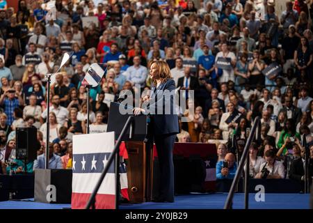 Vizepräsidentin Kamala Harris spricht bei einer Kampagne am 23. Juli 2024 an der West Allis Central High School in Wisconsin. Stockfoto