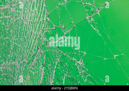 Verschmutztes Glas, das in eine große Anzahl von Teilen zerbrochen ist, ein Stück Glas mit vielen Rissen und gebrochenen Teilen Stockfoto