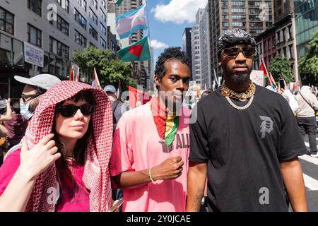 New York, USA, 2. September 2024: Der Organisator der Amazon-gewerkschaft Christian Smalls (R) nimmt an propalästinensischen Protesten in Midtown Manhattan in New York Teil. Quelle: Lev Radin/Alamy Live News Stockfoto