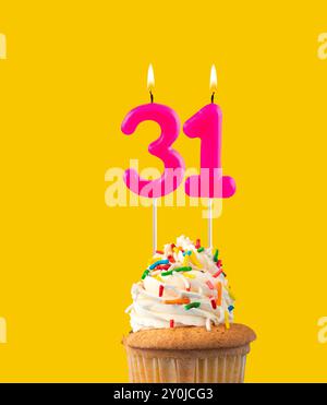 Geburtstagskarte mit rosa Kerzen und Cupcake - Nummer 31 Stockfoto