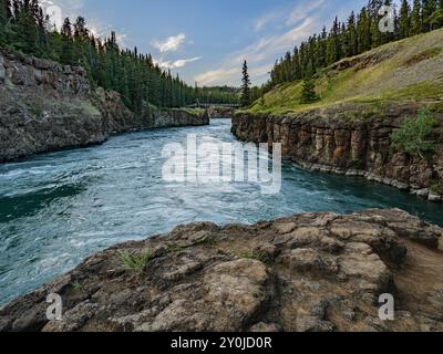 Sie können die Miles Canyon Bridge in der Ferne sehen. Stockfoto