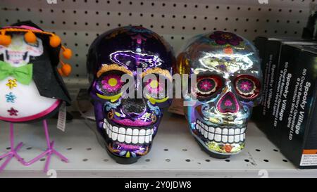 Los Angeles, Kalifornien, USA 2. September 2024 Day of the Dead Skull Halloween Dekorationen zum Verkauf am Labor Day 2. September 2024 in Los Angeles, Kalifornien, USA. Foto: Barry King/Alamy Stock Photo Stockfoto