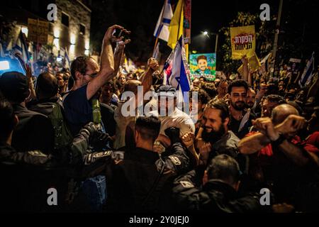 Demonstranten werden von israelischen Polizisten während einer Demonstration in Jerusalem nach der Beerdigung von Hersh Goldberg Polin am 2. September 2024 zurückgeschoben. Zehntausende Menschen haben sich für einen zweiten Tag in Israel versammelt, nachdem die Leichen von Karmel Gat, Eden Yerushalmi, Hersh Goldberg-Polin, Alexander Lobanov, Almog Sarusi und Meister Sgt Ori Danino aus Gaza gerettet wurden. Die Demonstranten rufen Premierminister Benjamin Netanjahu und seine Regierung auf, eine Einigung zu erzielen, um die Freilassung der verbleibenden Geiseln zu erreichen, die die Hamas während der Angriffe vom 7. Oktober ergriffen hat. Foto von Eyal Warshavsky. Stockfoto