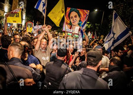 Demonstranten werden von israelischen Polizisten während einer Demonstration in Jerusalem nach der Beerdigung von Hersh Goldberg Polin am 2. September 2024 zurückgeschoben. Zehntausende Menschen haben sich für einen zweiten Tag in Israel versammelt, nachdem die Leichen von Karmel Gat, Eden Yerushalmi, Hersh Goldberg-Polin, Alexander Lobanov, Almog Sarusi und Meister Sgt Ori Danino aus Gaza gerettet wurden. Die Demonstranten rufen Premierminister Benjamin Netanjahu und seine Regierung auf, eine Einigung zu erzielen, um die Freilassung der verbleibenden Geiseln zu erreichen, die die Hamas während der Angriffe vom 7. Oktober ergriffen hat. Foto von Eyal Warshavsky. Stockfoto