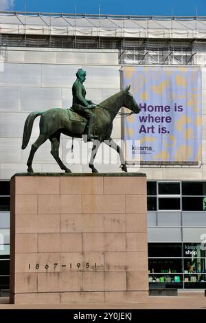 Statue des Marschalls, Baron Carl Gustaf Emil Mannerheim neben dem Kiasma Museum für zeitgenössische Kunst im Zentrum von Helsinki, Finnland Stockfoto