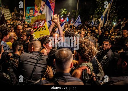 Demonstranten werden von israelischen Polizisten während einer Demonstration in Jerusalem nach der Beerdigung von Hersh Goldberg Polin am 2. September 2024 zurückgeschoben. Zehntausende Menschen haben sich für einen zweiten Tag in Israel versammelt, nachdem die Leichen von Karmel Gat, Eden Yerushalmi, Hersh Goldberg-Polin, Alexander Lobanov, Almog Sarusi und Meister Sgt Ori Danino aus Gaza gerettet wurden. Die Demonstranten rufen Premierminister Benjamin Netanjahu und seine Regierung auf, eine Einigung zu erzielen, um die Freilassung der verbleibenden Geiseln zu erreichen, die die Hamas während der Angriffe vom 7. Oktober ergriffen hat. Foto von Eyal Warshavsky. Stockfoto