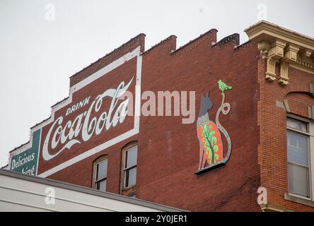 Ein Coca-Cola-Schild an der Seite eines Gebäudes in Torrington, Connecticut Stockfoto