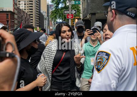 New York, New York, USA. September 2024. (NEU) Arbeitsmarsch für Gaza in New York City. 2. September 2024, New York, USA: Ein pro-palästinensischer märzorgenizer spricht mit der NYPD, nachdem ihm während eines marsches auf der Second Avenue zur Unterstützung von Gaza am 2. September 2024 in New York City der Zugang zum marsch in der Nähe des israelischen Konsulats verweigert wurde. Der Protest kam einen Tag nach einer Kundgebung im Central Park, um den Mord an sechs israelischen Geiseln in Gaza durch die Hamas zu beklagen. Der Protesster rief dazu auf, den Staat Israel zu vernichten. (Foto: M10s/TheNews2) (Foto: M10s/Thenews2/zu Stockfoto