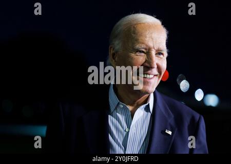 Washington, Usa. September 2024. US-Präsident Joe Biden spricht mit Medienvertretern auf dem Südrasen des Weißen Hauses, nachdem er am Montag, dem 2. September, in Washington, DC, angekommen ist. 2024. Biden führte eine Kampagne mit der US-Vizepräsidentin Kamala Harris in The Steel City durch, wo Harris seinen Anhängern erklärte, dass die United States Steel Corp. im Inland weiterhin im Besitz und betrieben werden solle, was sich gegen einen geplanten Verkauf des Unternehmens an Nippon Steel Corp. aussprach, den Biden ebenfalls abgelehnt hat. Foto: Ting Shen/UPI Credit: UPI/Alamy Live News Stockfoto