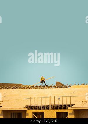 Dachüberdachung auf dem Dach. Dachbauer installieren neues Dach. Bauarbeiter, die eine große Dachwohnung überdacht haben. Zimmermann Stockfoto