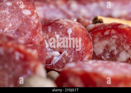 Kalbfleisch-Trockenwurst beim Schneiden, Zubereitung von Snacks aus Kalbfleisch-Trockenwurst Stockfoto