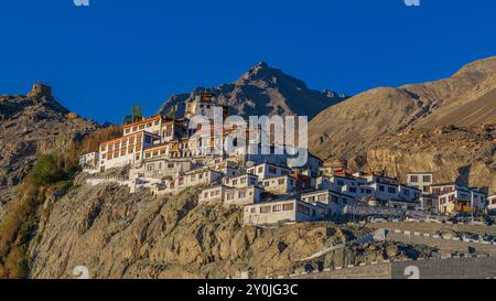 Am 18. Juli 2024 fielen Sonnenstrahlen auf Diskit Gompa im Nubra-Tal, Ladakh, Indien. Stockfoto