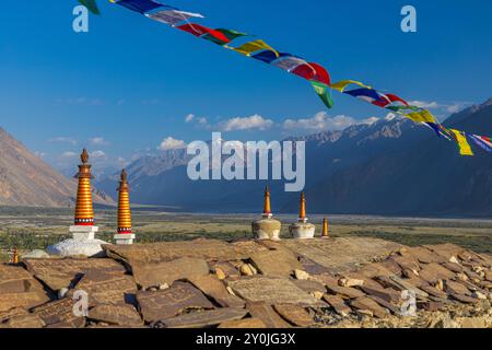 Viele weiße Stupas in einer Reihe auf einem Berg mit blauem Himmel im Hintergrund Stockfoto