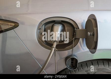 Aufladen eines Elektroautos, Nahaufnahme. Stockfoto