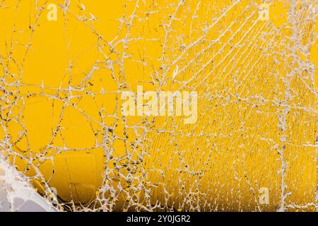 Verschmutztes Glas, das in eine große Anzahl von Teilen zerbrochen ist, ein Stück Glas mit vielen Rissen und gebrochenen Teilen Stockfoto