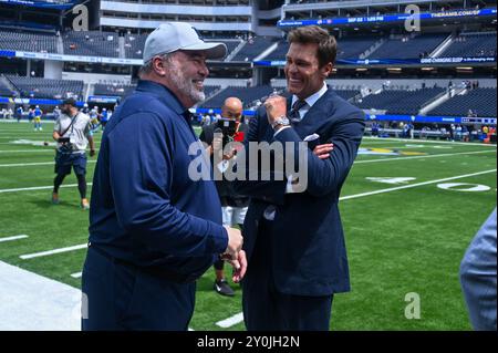 Tom Brady (rechts) spricht mit dem Trainer Mike McCarthy der Dallas Cowboys vor einem Spiel der NFL vor der Saison am Sonntag, den 11. August 2024, in Inglewood. Kalif. Die Lo Stockfoto