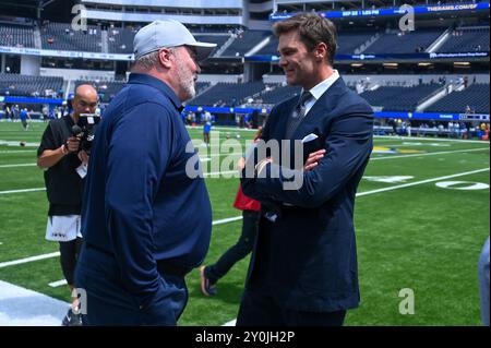 Tom Brady (rechts) spricht mit dem Trainer Mike McCarthy der Dallas Cowboys vor einem Spiel der NFL vor der Saison am Sonntag, den 11. August 2024, in Inglewood. Kalif. Die Lo Stockfoto