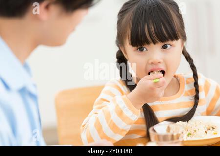 Eltern- und Kinderessen Stockfoto