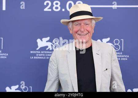 Venedig, Italien. September 2024. Der australische Regisseur Peter Weir posiert für den Fotoaufruf während des 81. Filmfestivals in Venedig, Italien, 2. September 2024. Weir wurde am Montag mit dem Goldenen Löwen für die Lebensleistung des Filmfestivals ausgezeichnet. Quelle: Li Jing/Xinhua/Alamy Live News Stockfoto