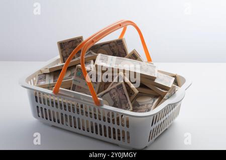 Briefrolle von 10.000 Yen in einem Korb Stockfoto