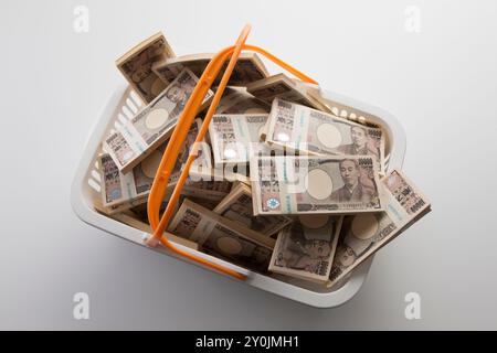 Briefrolle von 10.000 Yen in einem Korb Stockfoto