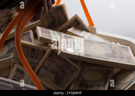 Briefrolle von 10.000 Yen in einem Korb Stockfoto