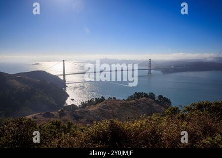 Blick auf die Golden Gate Bridge und das entfernte San Francisco an klaren sonnigen Tagen Stockfoto