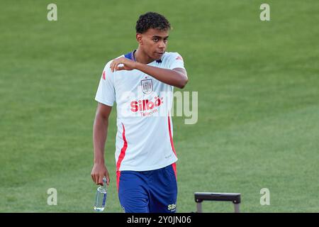 Madrid, Spanien. September 2024. Lamine Yamal aus Spanien sieht sich während des Spanientrainings in Ciudad del Futbol de Las Rozas an. (Foto: Federico Titone/SOPA Images/SIPA USA) Credit: SIPA USA/Alamy Live News Stockfoto