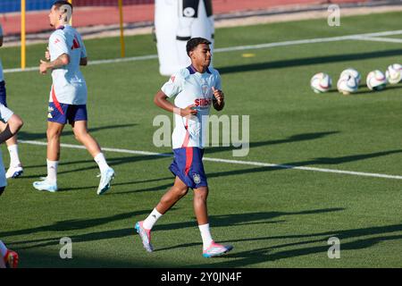 Madrid, Spanien. September 2024. Lamine Yamal aus Spanien wärmt sich während des spanischen Trainings in Ciudad del Futbol de Las Rozas auf. (Foto: Federico Titone/SOPA Images/SIPA USA) Credit: SIPA USA/Alamy Live News Stockfoto