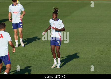 Madrid, Spanien. September 2024. Nicolas Williams aus Spanien wärmt sich während des Spanientrainings in Ciudad del Futbol de Las Rozas auf. (Foto: Federico Titone/SOPA Images/SIPA USA) Credit: SIPA USA/Alamy Live News Stockfoto