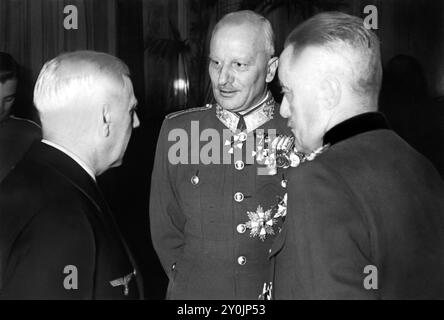 1941 , 23 januar , BERLIN , DEUTSCHLAND : der deutsche Nazist Admiral WILHELM CANARIS ( 1887 - 1945 ), der Chef des militärischen Nachrichtendienstes der NS-Abwehr von 1935 bis 1944 ( in der Mitte auf diesem Foto ) im Gespräch mit dem ungarischen Bundeswehrminister VITEZ BARTHA ( Vitéz Károly Bartha de Dálnokfalva , 1884 - 1964 ), links , und der österreichische Generalmajor EDMUND GLAISE von HORSTNENAU ( Glaise-Horstenau , 1882 - 20 Juli 1946 ), ehemaliger Vizekanzler Österreichs , im HOTEL ADLON in Berlin . Nach der deutschen Invasion in Polen 1939 wandte sich Canaris jedoch gegen Hi Stockfoto