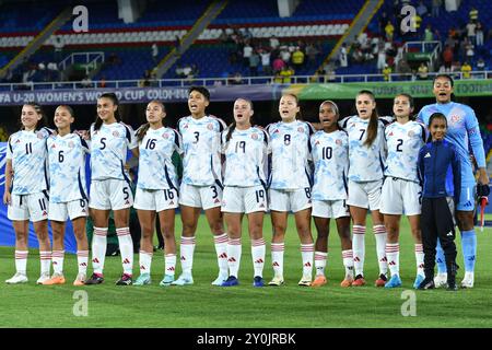 Cali, Kolumbien. September 2024. Ashley Elizondo, Ashly Gonzalez, Noemy Benavides, Monserrat Díaz, Josselyn Briceño, Sianyf Aguero, Priscilla Rodriguez Monge, Sheika Scott, Alexa Herrera, Marian Solano und Genesis Perez aus Costa Rica während der Nationalhymne vor dem Spiel der Gruppe F FIFA U-20 Frauen-Weltmeisterschaft Kolumbien 2024 zwischen Costa Rica und den Niederlanden im Olympischen Pascual Guerrero Stadium in Cali am 2. September 2024. Foto: Alejandra Arango/DiaEsportivo/Alamy Live News Credit: DiaEsportivo/Alamy Live News Stockfoto