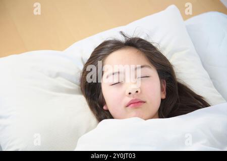 Mädchen, das auf dem Futon schläft Stockfoto