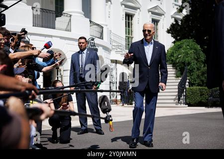 Washington, Usa. September 2024. US-Präsident Joe Biden spaziert auf dem Südrasen des Weißen Hauses, bevor er am Montag, dem 2. September, in Washington, DC, an Bord der Marine One geht. 2024. Biden reist nach Pittsburgh, Pennsylvania, um mit Vizepräsidentin Kamala Harris zu kämpfen. Foto: Ting Shen/Pool/ABACAPRESS. COM Credit: Abaca Press/Alamy Live News Stockfoto