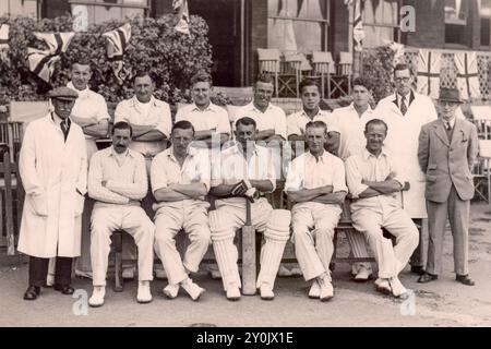 Gruppenfoto des Havant Cricket Teams im Jahr 1948, aufgenommen vom Evening News Fotografen, nachdem er das M.C.C. Team um etwa 150 Runs geschlagen hatte Stockfoto