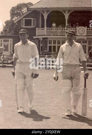 Die Batsmen R.G. Barker und G. Gewand kommen in den 1950er Jahren in einem Cricket-Spiel zwischen Hants Club und Ground gegen Bournemouth Sports Club Stockfoto