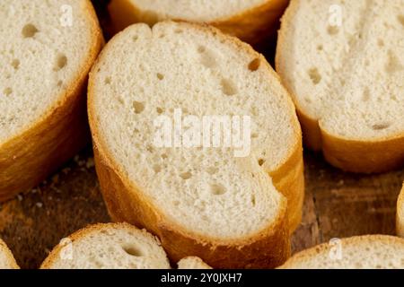 Weiches französisches Baguette aus Weizenmehl, frisch geschnittenes Baguette für die Zubereitung von Snacks Stockfoto