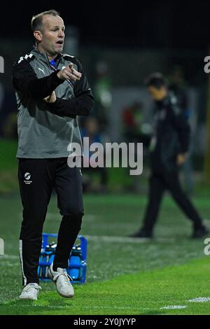 Bogota, Kolumbien. September 2024. Leon Birnie, Cheftrainer Neuseelands, beim Spiel der Gruppe E FIFA U-20-Frauen-Weltmeisterschaft Kolumbien 2024 zwischen Japan und Neuseeland im Metropolitano de Techo Stadium in Bogota am 2. September 2024. Foto: Julian Medina/DiaEsportivo/Alamy Live News Credit: DiaEsportivo/Alamy Live News Stockfoto