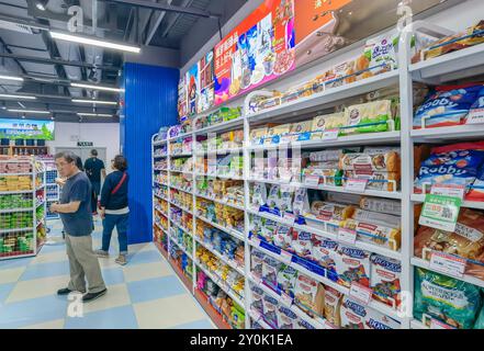 Shenzhen, China - 2. September 2024 : Ein Lebensmittelgeschäft in Shenzhen, China, gefüllt mit Regalen mit Snacks und Leckereien, bei denen die Kunden stöbern Stockfoto