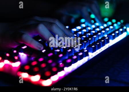 Hacker mit Laptop. Es gibt viele Ziffern auf dem Computerbildschirm. Stockfoto