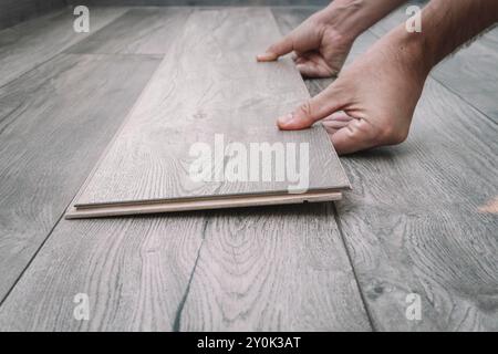 Farbauswahl für den Boden und die Verlegung von Laminatböden. Reparatur von Parkettböden. Stockfoto
