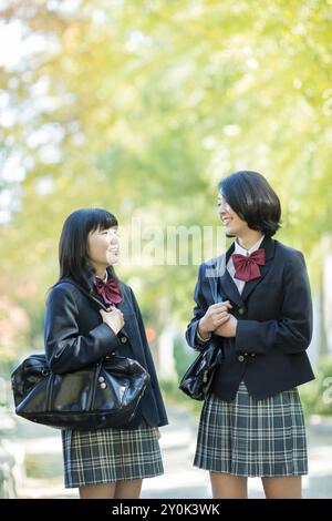 Highschool-Mädchen, die sich mit einem Lächeln unterhalten Stockfoto