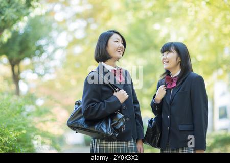 Highschool-Mädchen, die sich mit einem Lächeln unterhalten Stockfoto