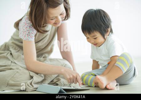 Eltern und Kind spielen mit dem Tablet Stockfoto