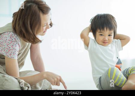 Lächelnde Mutter und Junge Stockfoto