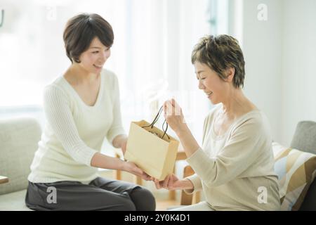 Mutter erhält Geschenke von ihrer Tochter Stockfoto