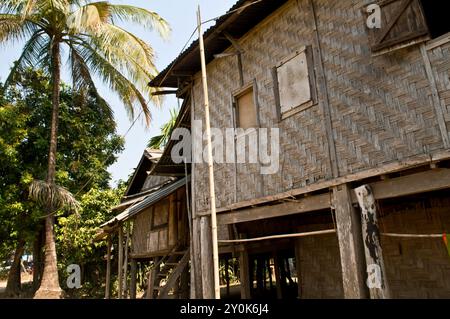 Traditionelle laotische Häuser am Mekong-Fluss in Laos. Die Häuser sind gewöhnlich auf Stelzen gebaut, da es viel regnet und der Fluss überlaufen könnte. Stockfoto