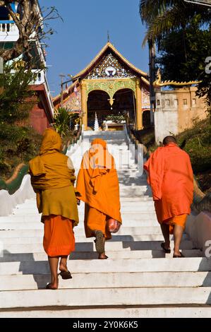 Mönche klettern die Treppe zum buddhistischen Tempel in der Grenzstadt Houei Xay, Laos. Stockfoto