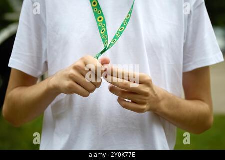 Sonnenblumen-Trageschlaufe, Symbol für Menschen mit unsichtbaren oder versteckten Behinderungen. Stockfoto